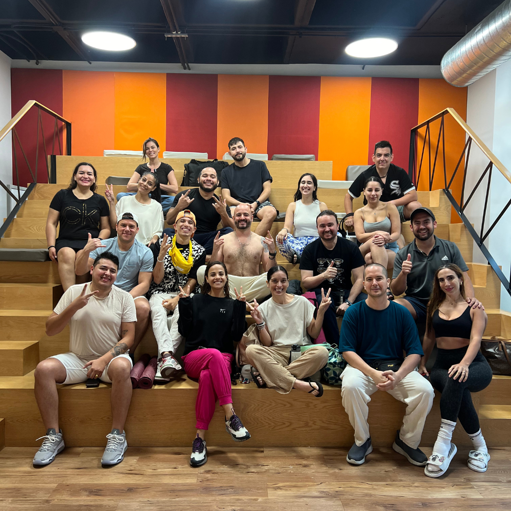 Grupo de participantes sonriendo después de un taller de respiración y hielo de Hielove.