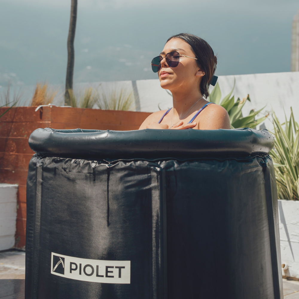 Mujer en inmersión guiada en tina de hielo durante sesión de icebath con Hielove