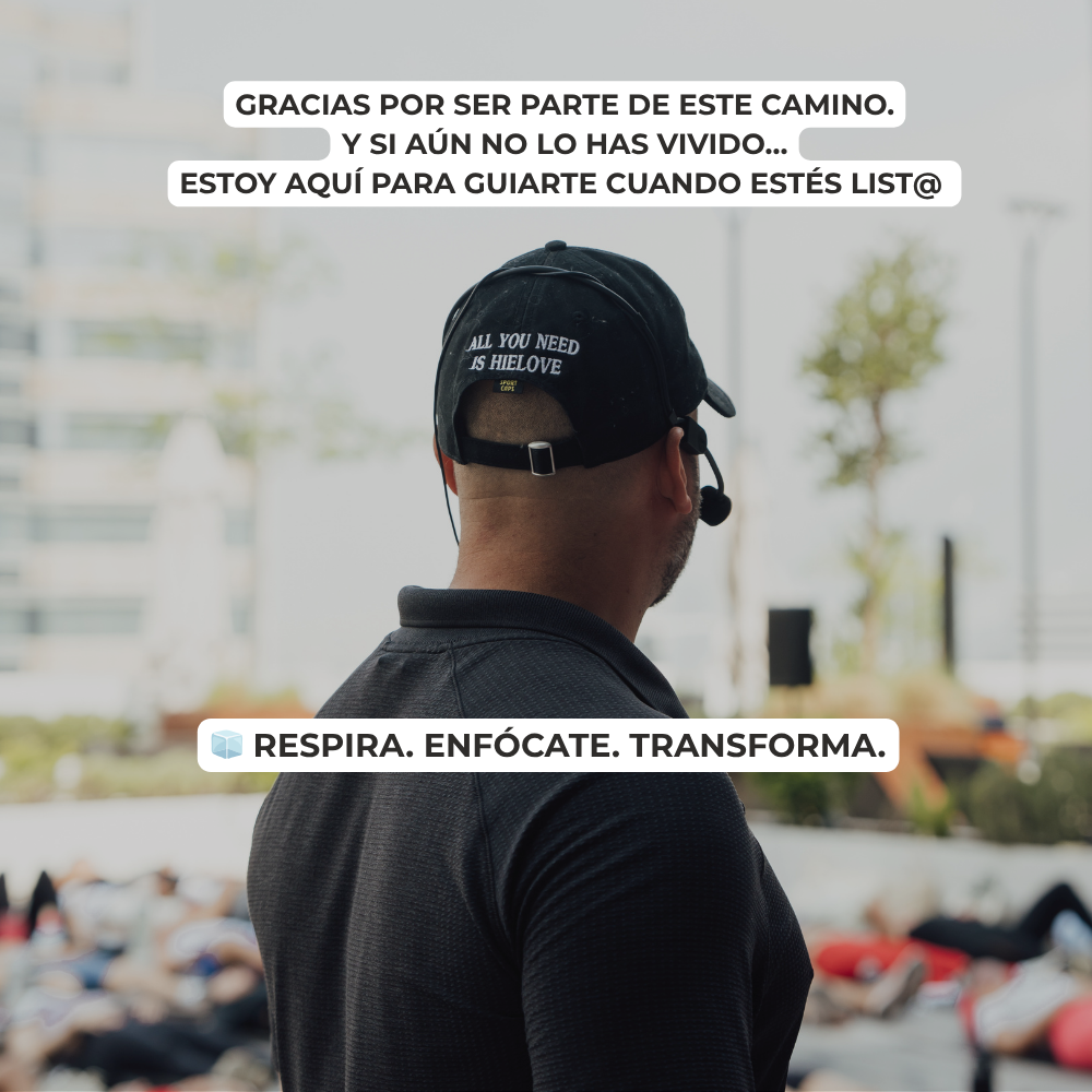 Richi Castro de espaldas con gorra que dice 'All you need is Hielove', usando micrófono mientras guía a un grupo de personas en una sesión de respiración.