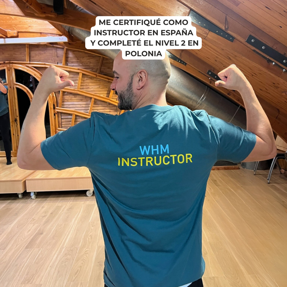 Richi Castro mostrando la espalda de su camiseta con la leyenda WHM Instructor, celebrando su certificación como instructor del Método Wim Hof en España y Polonia.