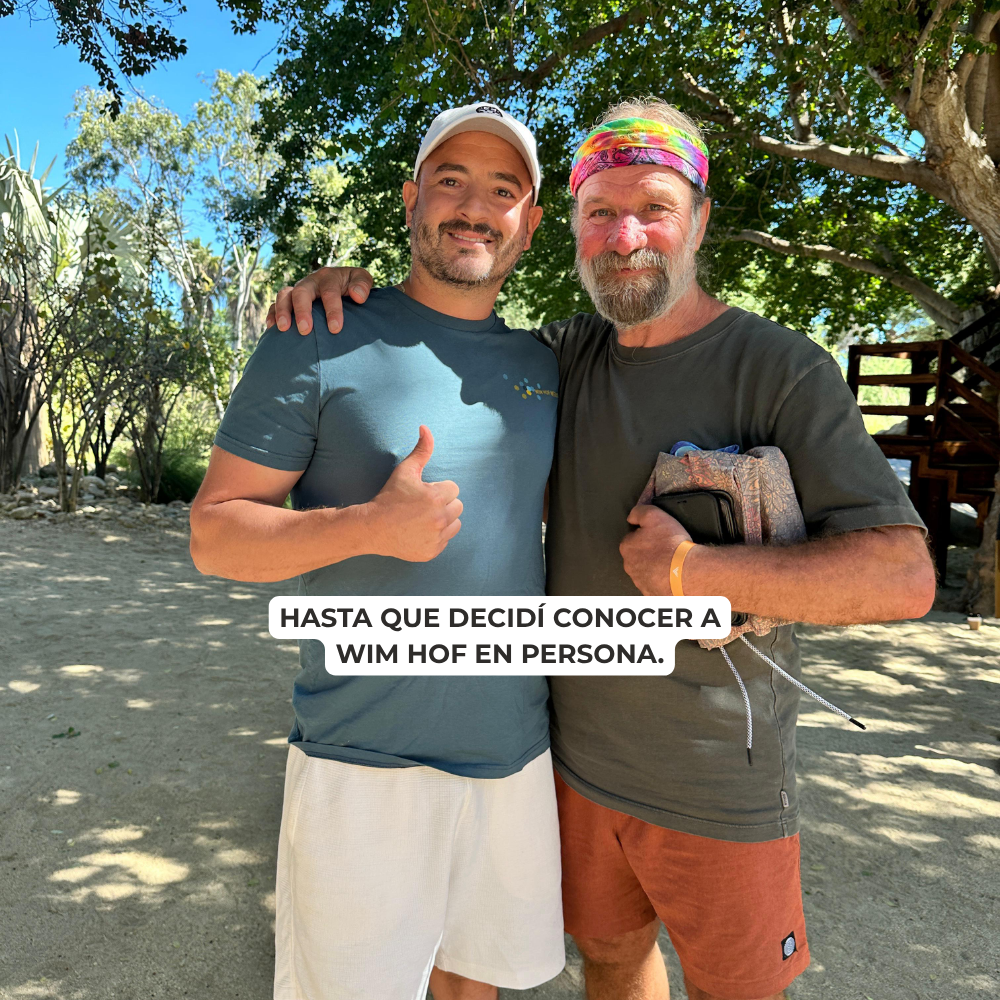 Richi Castro sonriendo y abrazando a Wim Hof al aire libre, mostrando el momento en que lo conoció en persona.