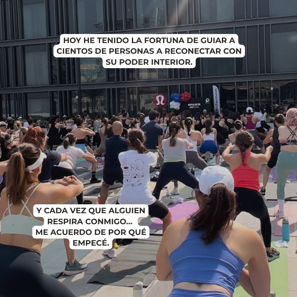 Grupo de decenas de personas participando en una sesión masiva de respiración y movimiento guiada por Richi Castro frente a un edificio con el logo de Lululemon.