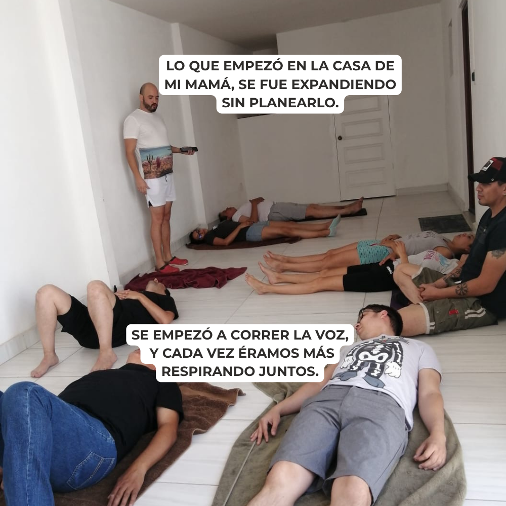 Richi Castro guiando una sesión de respiración del método Wim Hof en la sala de su casa, con varias personas acostadas en el piso participando.