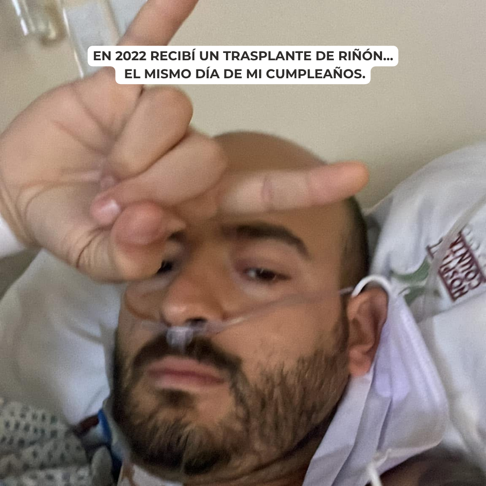 Richi Castro en una cama de hospital después de recibir un trasplante de riñón en 2022, levantando la mano en señal de fortaleza.