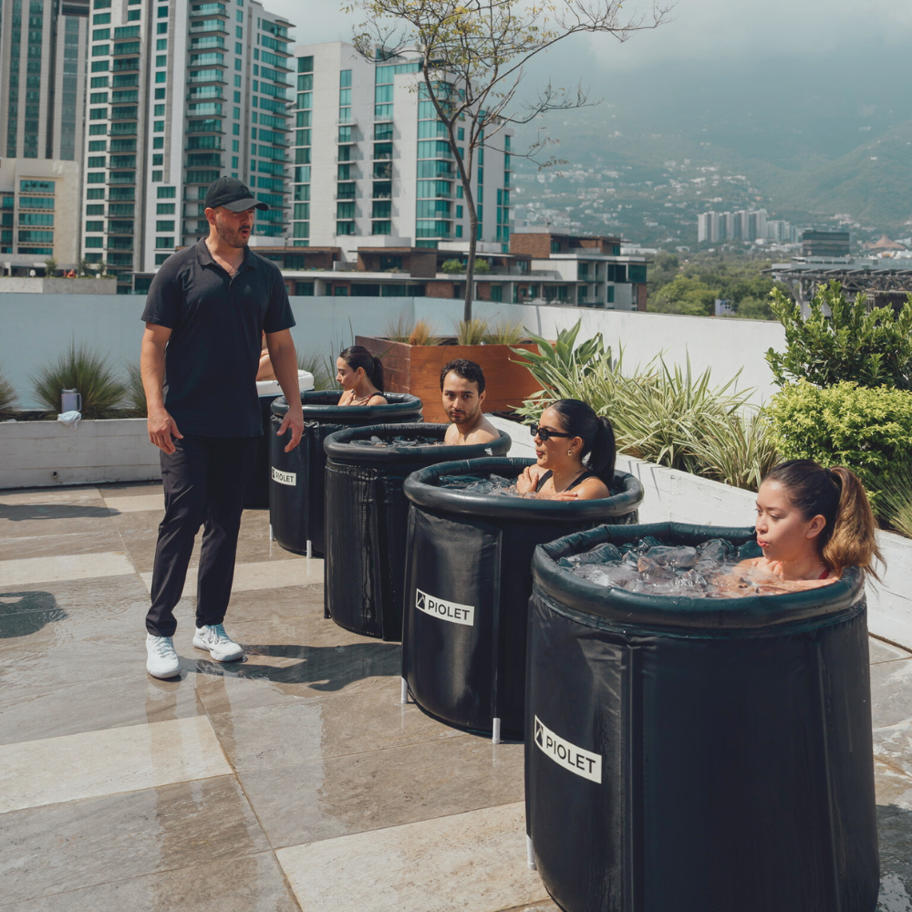Richi Castro guiando sesión privada 1:1 de ice bath con participantes en tina de hielo