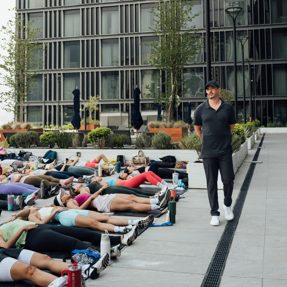 Instructor guiando taller de respiración con grupo al aire libre en Hielove.
