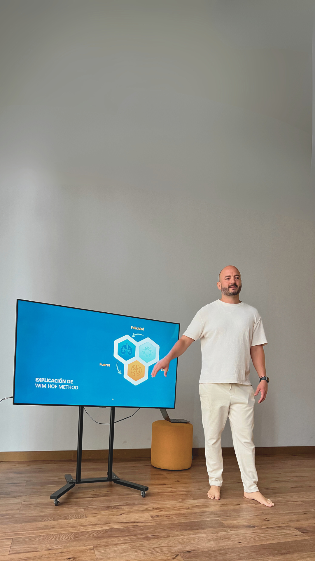 Richi Castro explicando el taller de fundamentos del Método Wim Hof en Hielove – respiración, exposición al frío y enfoque mental