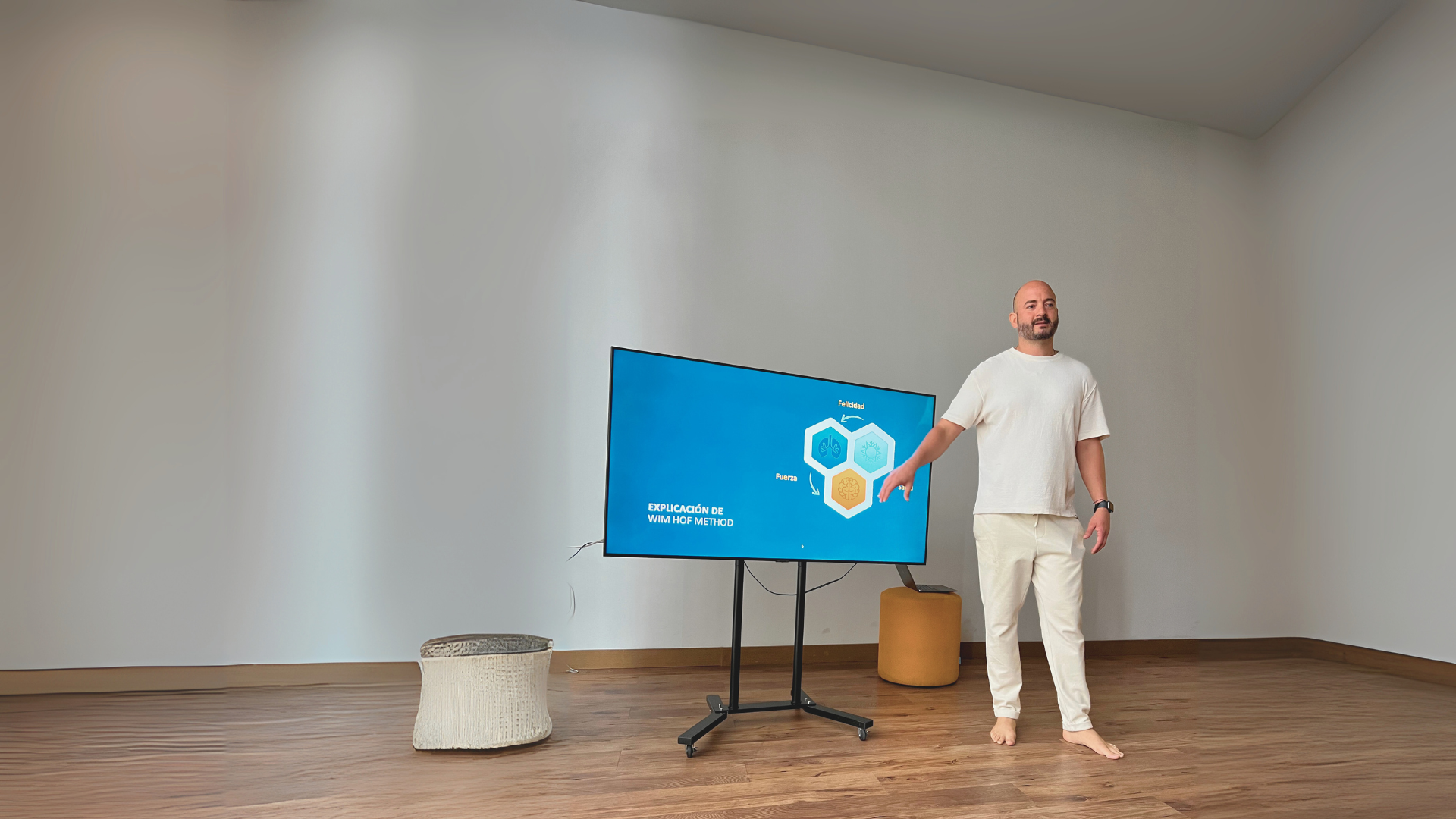 Richi Castro impartiendo taller de fundamentos del Método Wim Hof con explicación en pantalla – respiración, enfoque y exposición al frío