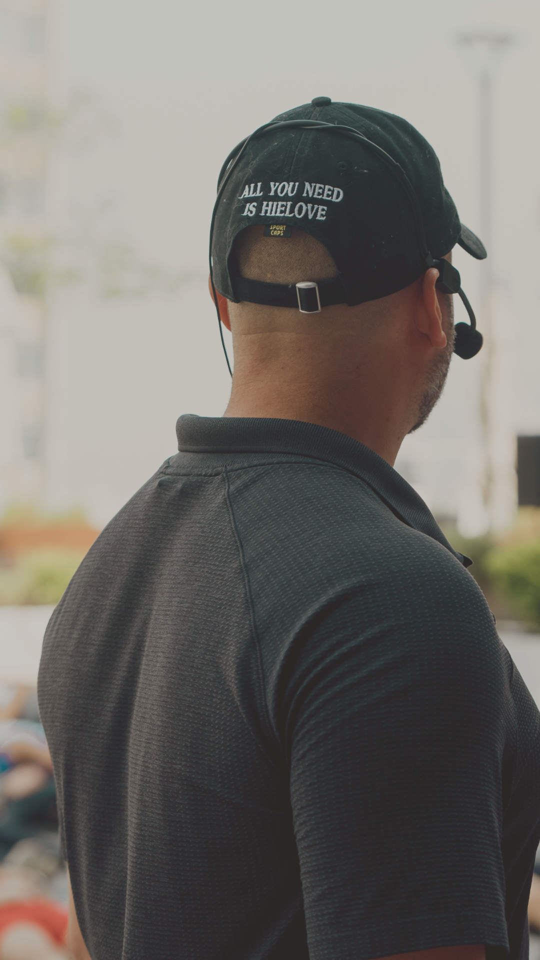 Richi Castro, instructor certificado del Método Wim Hof en México, usando gorra con la frase All You Need Is Hielove durante un taller de respiración y hielo.