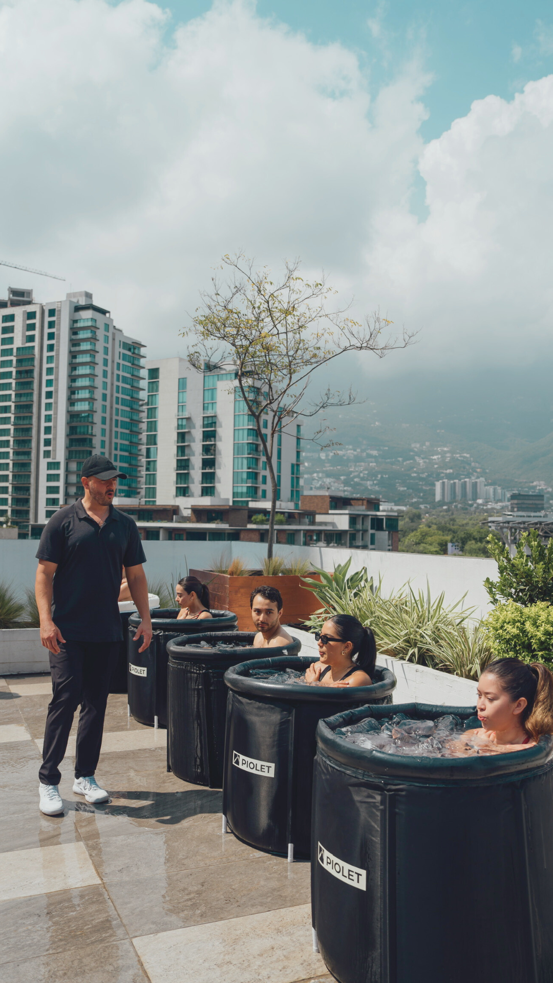 Richi Castro guiando a los participantes en un taller de Hielove con baños de hielo al aire libre en Monterrey, México.