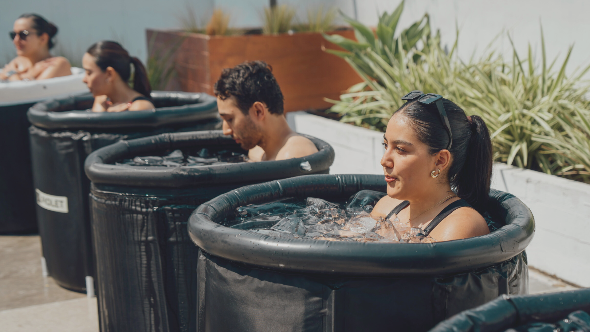 Participantes en un taller de Hielove practicando el método Wim Hof con baños de hielo al aire libre en México