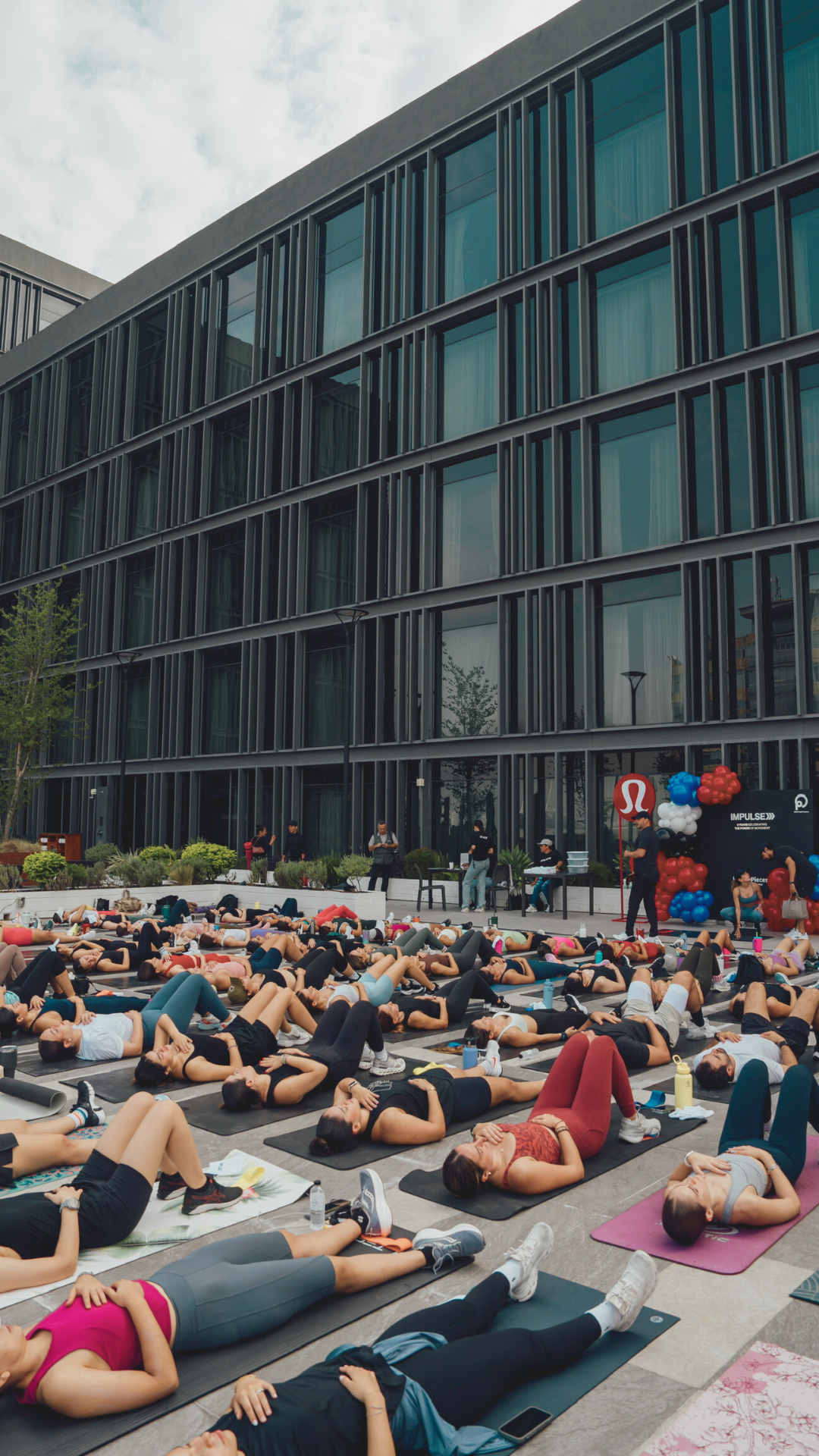 Participantes en un taller de respiración del Método Wim Hof de Hielove en Monterrey, guiados por Richi Castro en un espacio al aire libre.
