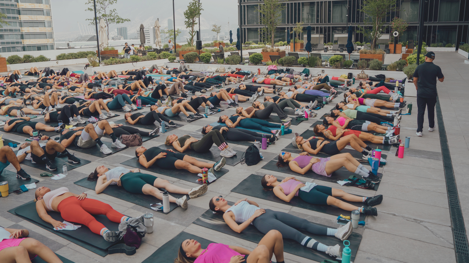 Grupo de personas practicando respiración guiada por Richi Castro en un taller del Método Wim Hof de Hielove en Monterrey.