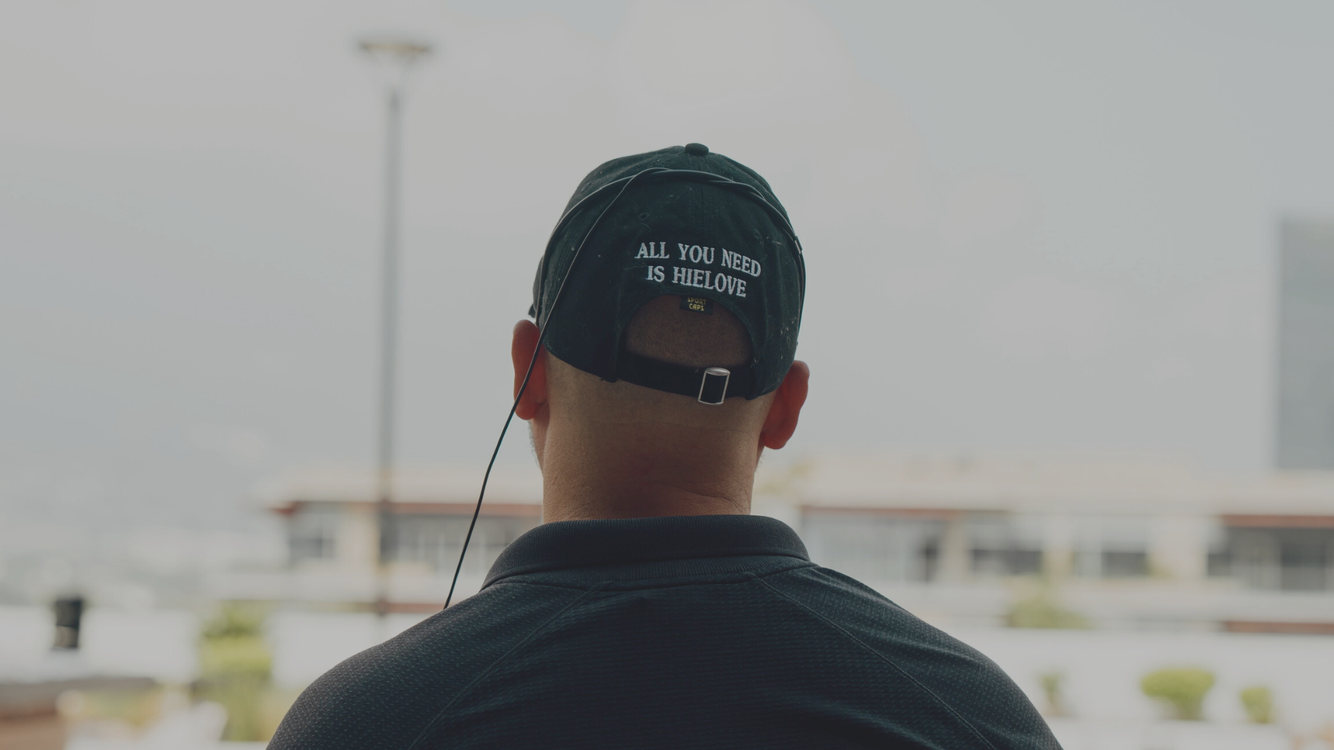 Richi Castro, facilitador certificado del Método Wim Hof en México, con gorra Hielove que dice "All you need is Hielove", durante un taller de respiración y hielo.