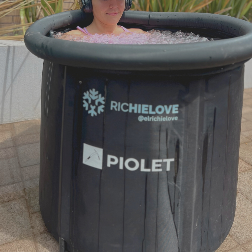 Mujer realizando sesión de icebath con Hielove guiada por Richi Castro, experiencia de bienestar y recuperación física
