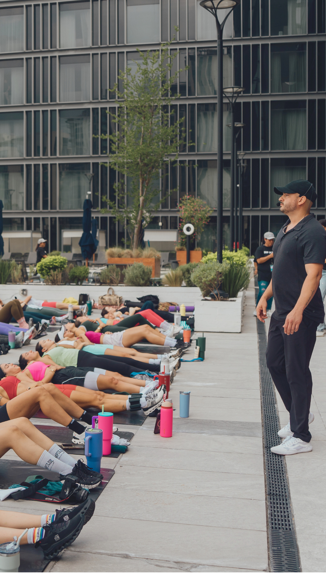 Richi Castro guiando evento de Hielove con sesión de breathwork y yoga al aire libre en Monterrey, versión móvil